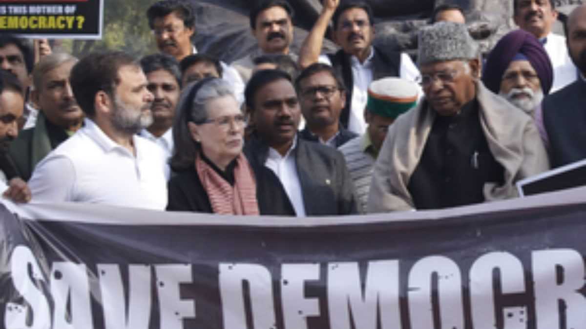 विपक्षी सांसदों का सोनिया गांधी के नेतृत्व में गांधी प्रतिमा पर प्रदर्शन